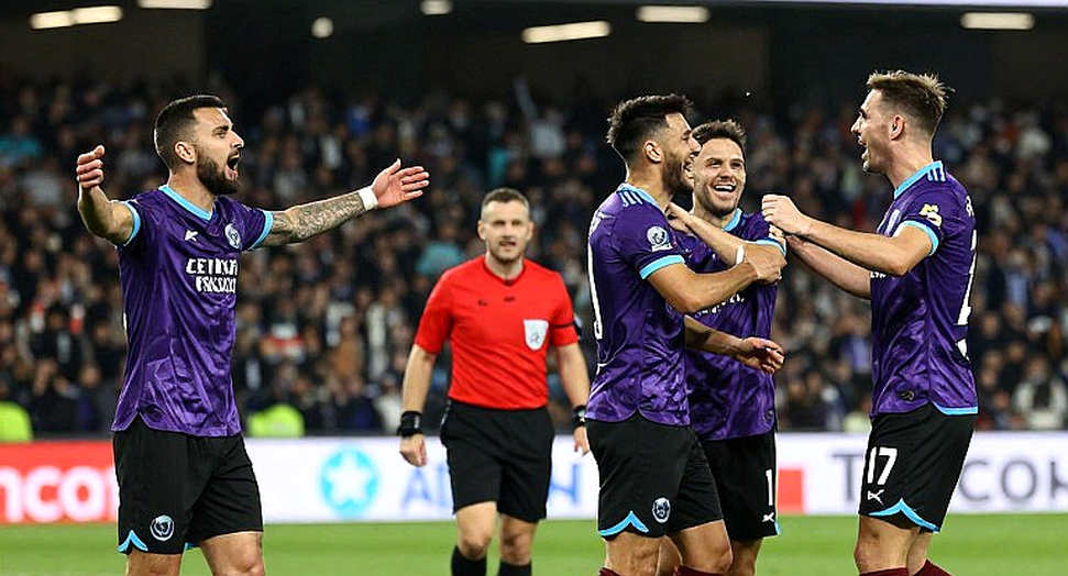 Phút 31 ở Istanbul: Tiếng còi im lặng và bản đồ không gian mà Barış Alper Yılmaz vẽ nên Phút 31 ở Istanbul: Tiếng còi im lặng và bản đồ không gian mà Barış Alper Yılmaz vẽ nên