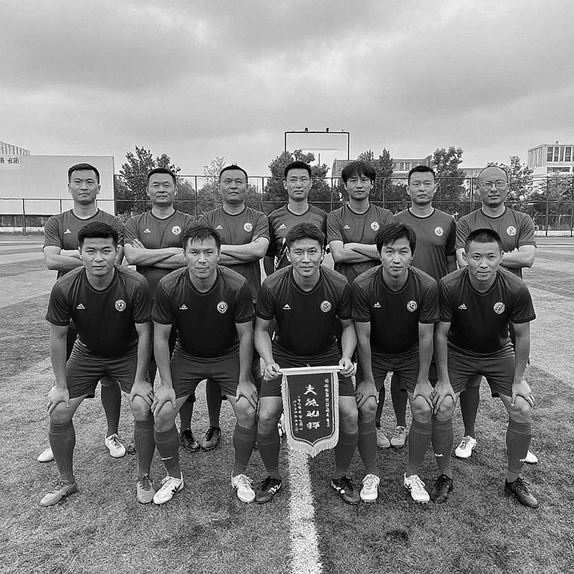 Bên dưới bảng xếp hạng: Những bản hợp đồng không ai đọc tên