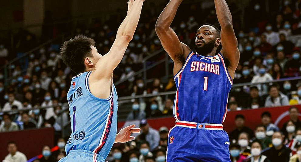 Toronto hạ Chicago trong đêm khai mạc: 23 điểm của Kawhi Leonard và đoạn cuối bài không ai đọc kỹ