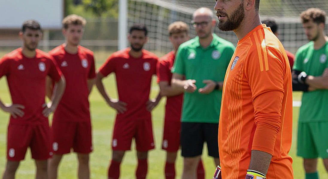 VAR ở V-League và khoảng lặng trên khán đài: khi khán giả trả tiền để bị bỏ quên VAR ở V-League và khoảng lặng trên khán đài: khi khán giả trả tiền để bị bỏ quên