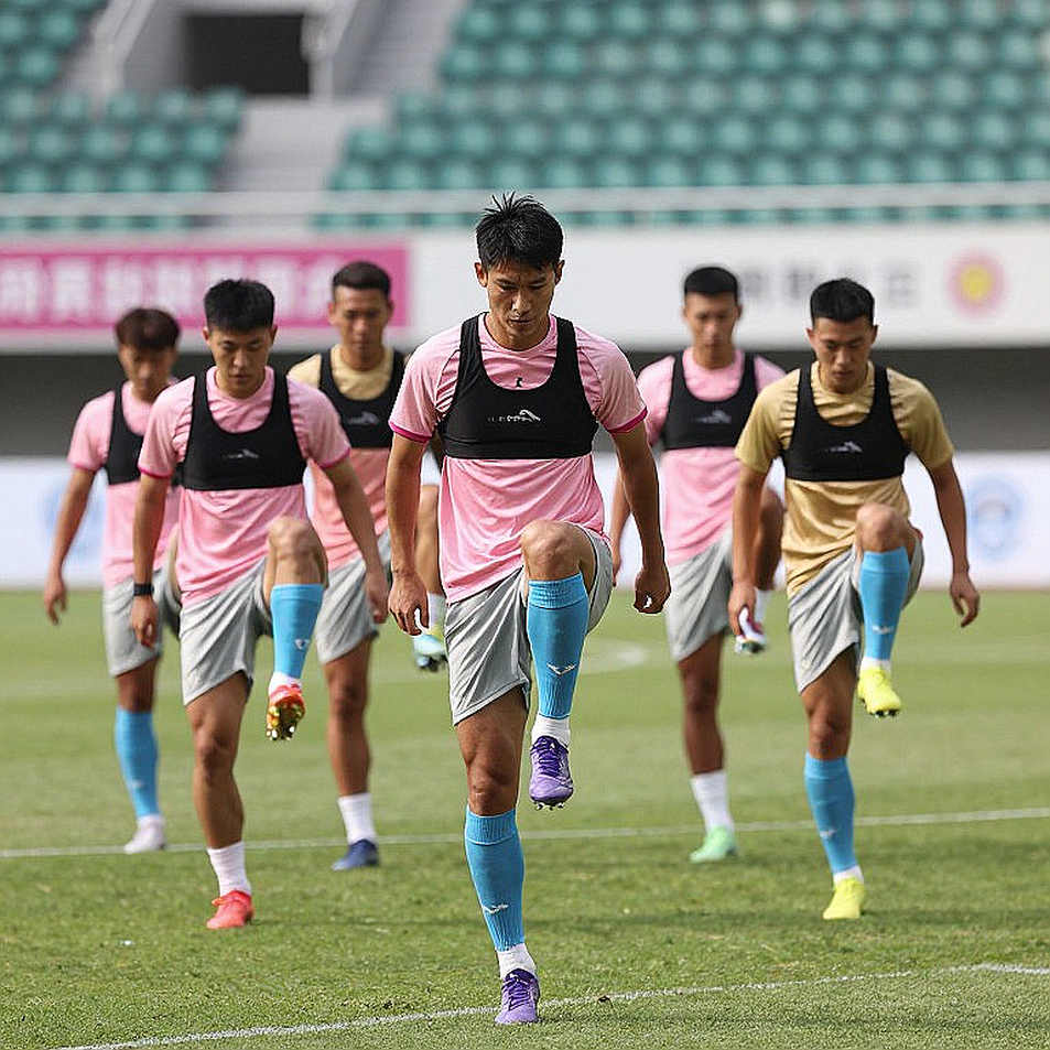 VAR ở V-League và khoảng lặng trên khán đài: khi khán giả trả tiền để bị bỏ quên VAR ở V-League và khoảng lặng trên khán đài: khi khán giả trả tiền để bị bỏ quên