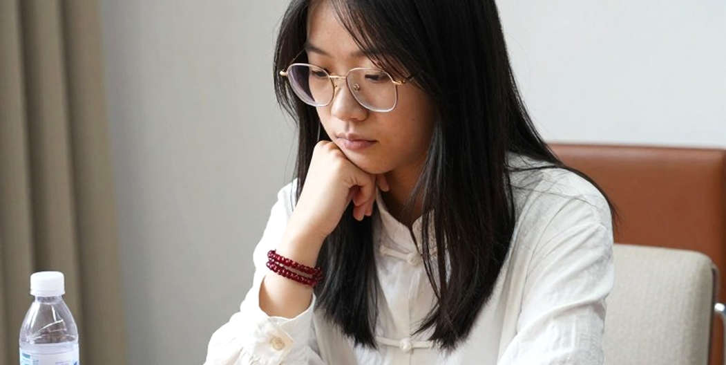 Rachel Li, phòng thủ Scandinavia và khoảng trống giữa một dòng tít với bàn cờ