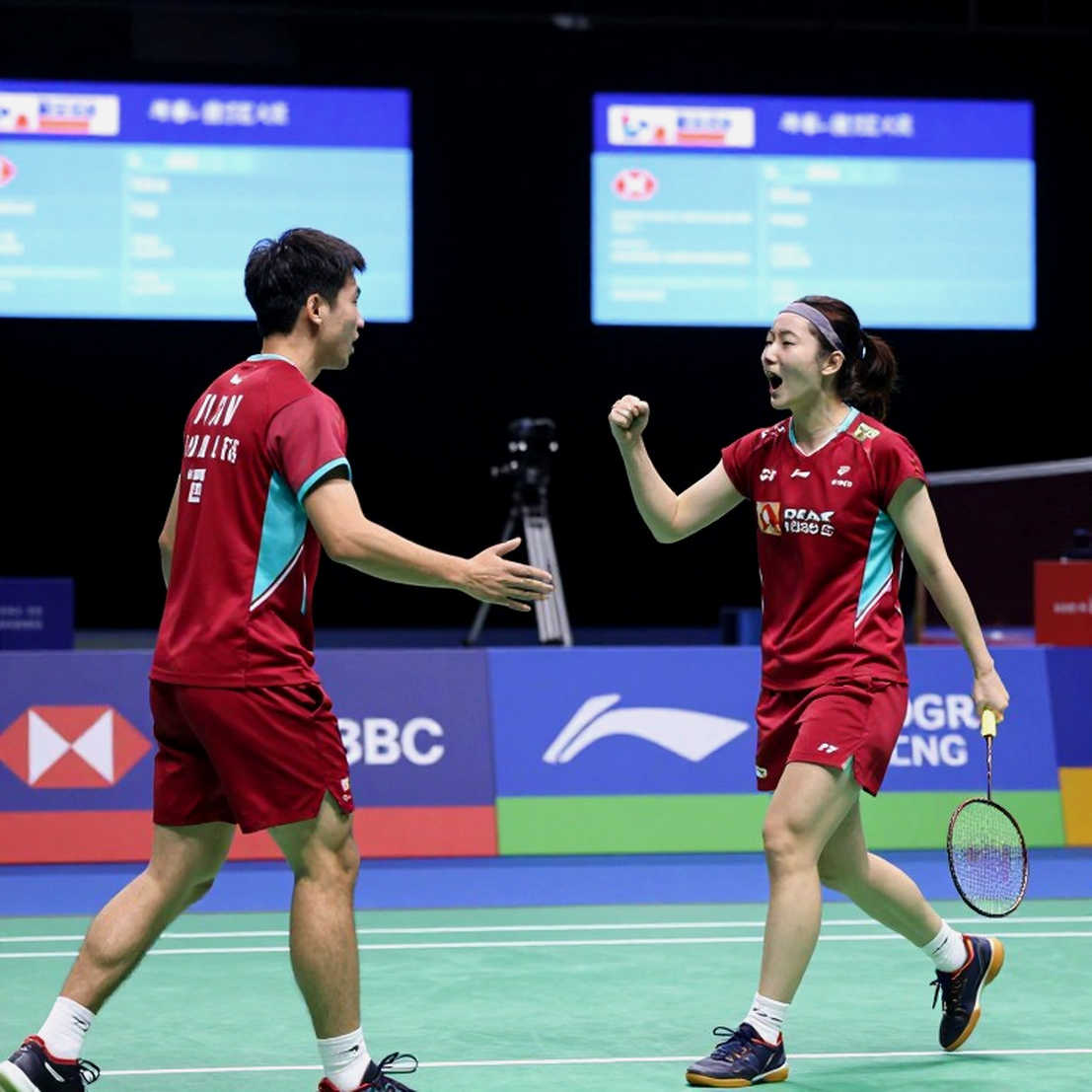 Cầu mây nữ Việt Nam tại ASIAD 20: tấm huy chương vàng và hai tầng thưởng phía sau Cầu mây nữ Việt Nam tại ASIAD 20: tấm huy chương vàng và hai tầng thưởng phía sau